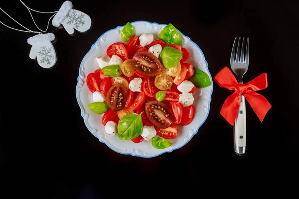 Salada Tomate Mussarela Com Garfo Para Jantar Natal Prato Vegetariano — Fotografia de Stock