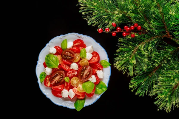 Weihnachtlicher Hintergrund Mit Gesundem Salat Und Tannenzweig Ansicht Von Oben — Stockfoto