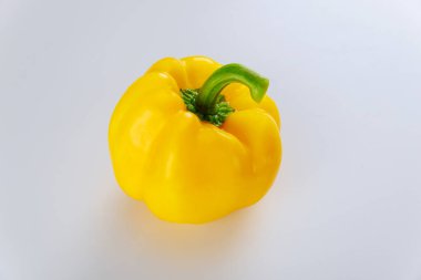 Taze, sarı dolmalık biber beyaza izole edilmiş. Ürün Üret.