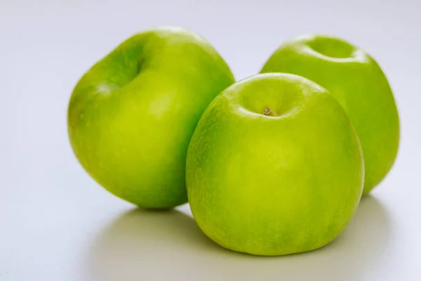 배경에는 사과가 분리되어 생산품의 — 스톡 사진
