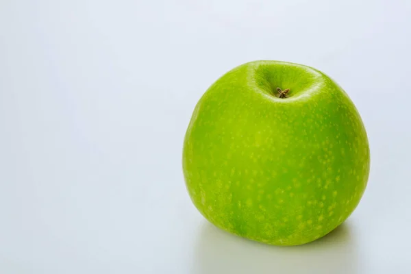 Hele Zure Groene Appel Geïsoleerd Witte Achtergrond Produktie — Stockfoto