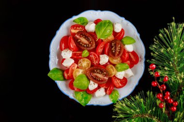 Çam ağacı dallı salata ve kırmızı böğürtlen. Noel yemeği ve süslemesi.