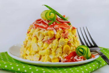 Yengeç etli, mısırlı, salatalıklı ve yumurtalı lezzetli salata. Kapat..