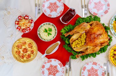 Noel ya da yeni yıl yemeği, kızarmış hindi ve geleneksel yemeklerle. Üst görünüm.