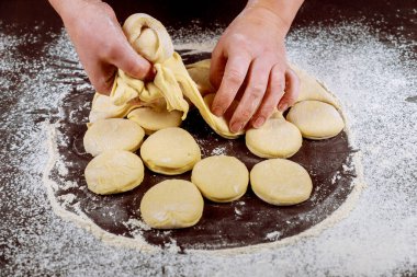 Çiğ maya hamurundan tatlı çörekler yapmak.