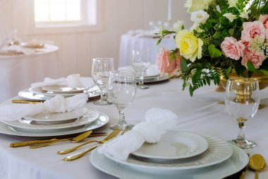 Düğün resepsiyonu için masalar ve çiçekler..