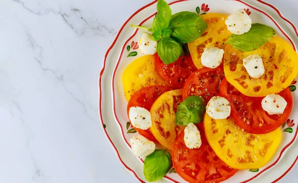 Ensalada Sabrosa Hecha Tomate Mozzarella Albahaca Con Aceite Oliva — Foto de Stock