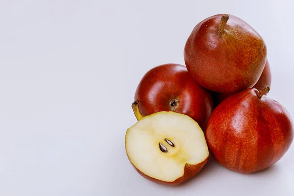 Βιολογικά Κόκκινα Λαμπερά Αχλάδια Φρούτων Που Απομονώνονται Λευκό Φόντο Παραγωγή — Φωτογραφία Αρχείου