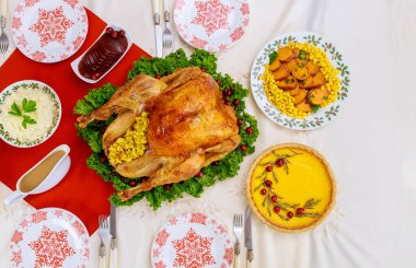 Noel yemeği için servis edilen şenlik masası. Üst görünüm.