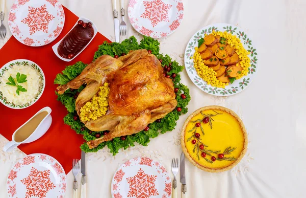 Noel yemeği için servis edilen şenlik masası. Üst görünüm.