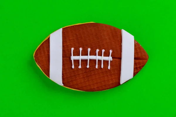 Крупный План Американского Футбольного Мяча Изолирован Зеленом Фоне Вид Сверху — стоковое фото