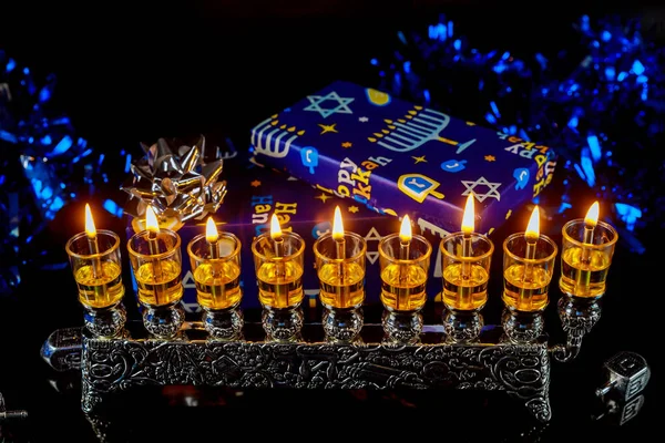 Närbild Menorah Med Ljus För Hanukkah Och Presentförpackning Bakgrunden Judisk — Stockfoto