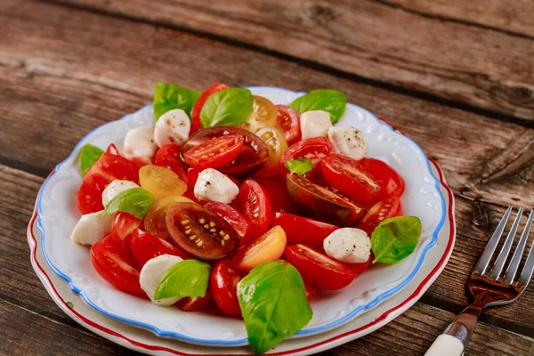 Ensalada Vegetariana Ecológica Con Queso Mozzarella Plato Blanco Cerca — Foto de Stock