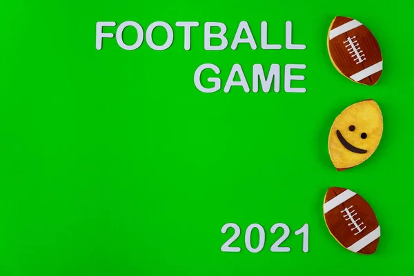 緑色の背景にテキスト2021とアメリカのサッカーゲームボールのシンボル プロスポーツ — ストック写真