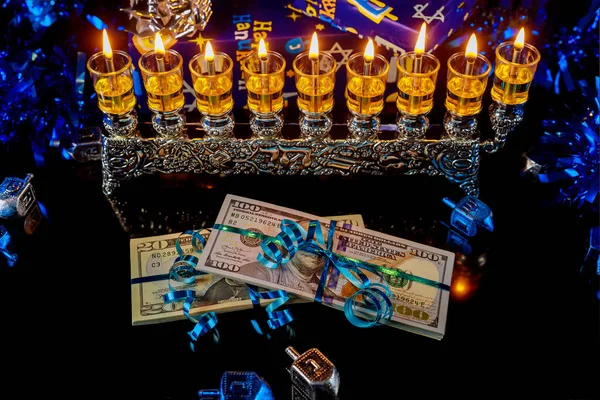 Hanukkah Bränner Menorah Med Presenter Dollarsedlar Gåvor Till Hanukkah — Stockfoto