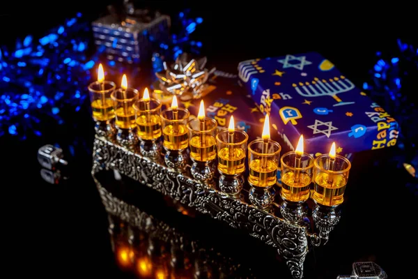 Chanukka Menora Mit Brennenden Ölkerzen Und Geschenkschachteln Jüdischer Feiertag — Stockfoto