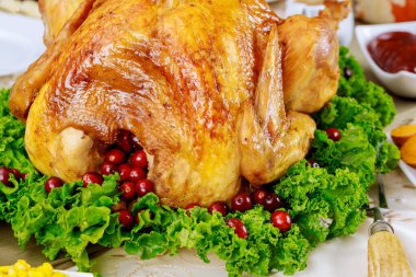 Noel yemeği olarak lahana ve kızılcıkla süslenmiş hindiyi yakın. Yeni yıl tatili konsepti.