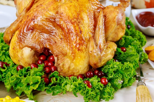Noel yemeği olarak lahana ve kızılcıkla süslenmiş hindiyi yakın. Yeni yıl tatili konsepti.