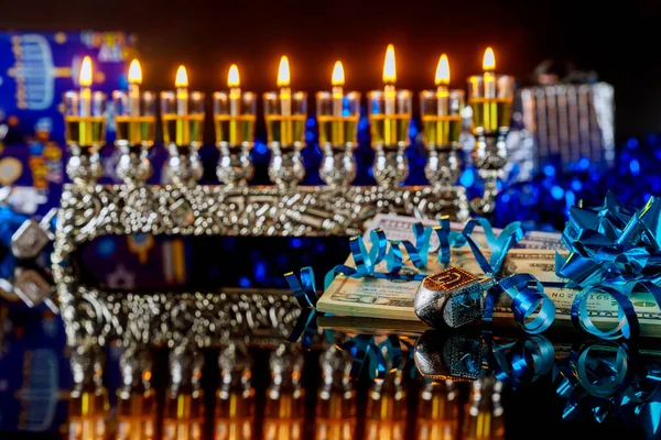 하누카에게 메노라를 태우는 유대인의 — 스톡 사진