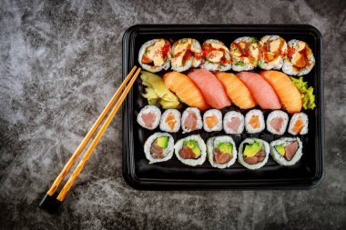 Suşi rulosu çeşitleri siyah tepside. Japon yemeği. Üst görünüm.