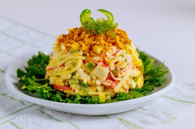 Mısır, salatalık ve yumurta ile lezzetli yengeç eti salatası. Kapat..