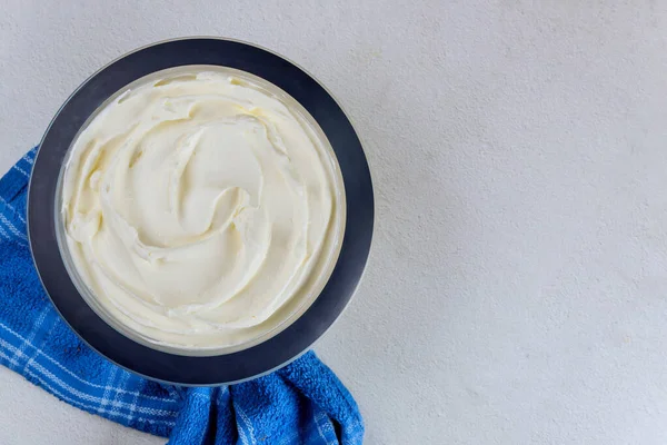 Crème Fouettée Vanille Maison Dans Bol Avec Serviette Bleue Vue — Photo