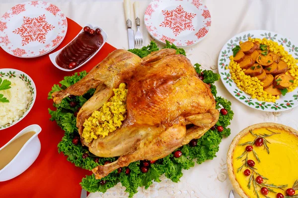 Χριστουγεννιάτικα Πιάτα Κολοκυθόπιτα Ψητή Γαλοπούλα Γαρνιρισμένη Βατόμουρα Και Λάχανο Δείπνο — Φωτογραφία Αρχείου