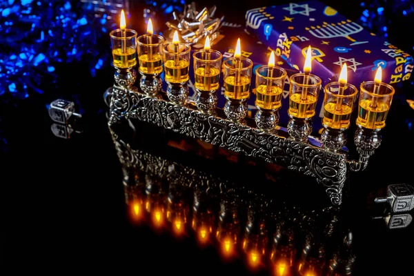 Menorah Med Olja Brinnande Ljus Och Reflektion Ytan För Hanukkah — Stockfoto