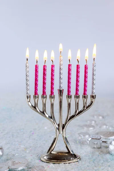 Närbild Menorah Med Ljus För Hanukkah Vit Bakgrund Judarnas Semesterbegrepp — Stockfoto