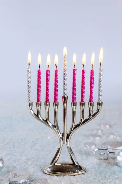 Primo Piano Menorah Con Candele Hanukkah Sfondo Bianco Concetto Vacanza — Foto Stock