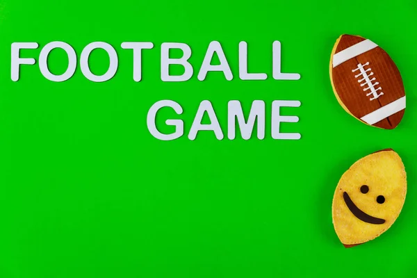 文字足球比赛与饼干作为橄榄球 美国的体育运动 — 图库照片