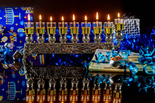 배경에 하누카를 메노라 선물로 유대인의 — 스톡 사진
