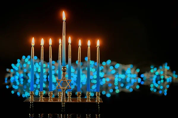 Menorah Αναμμένα Ασημένια Κεριά Για Hanukkah Μαύρο Φόντο Σβησμένα Φώτα — Φωτογραφία Αρχείου