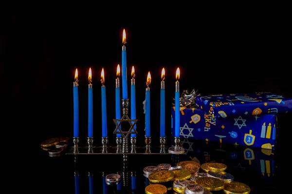 Menorah Блакитними Свічками Шоколадними Монетами Поверхні Хануки — стокове фото