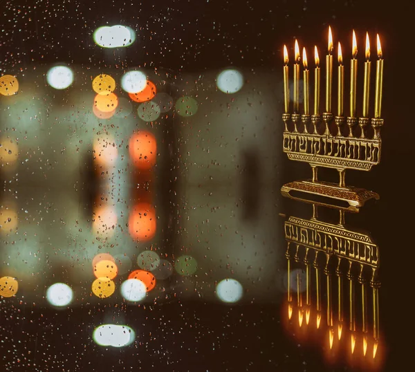 Brandende Menorah Met Gouden Kaarsen Confetti Gedeconcentreerde Lichte Achtergrond Joodse — Stockfoto