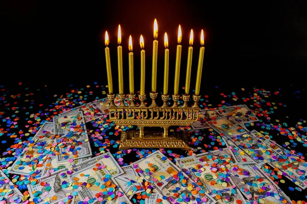 Velas Douradas Menorah Confete Com Dinheiro Fundo Preto Férias Judaicas — Fotografia de Stock