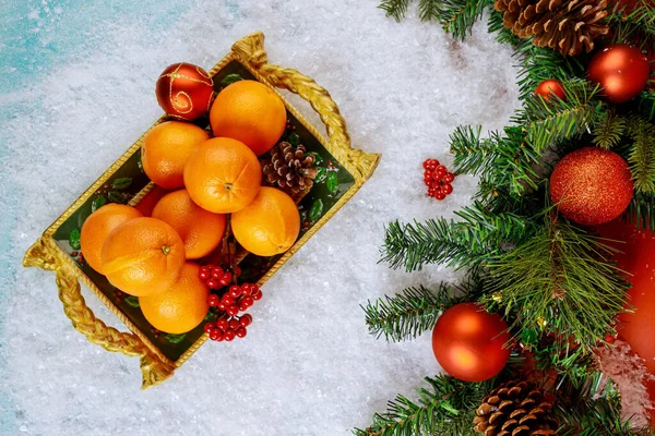 Tepside kırmızı böğürtlenli portakal manzarası. Noel yemeği.