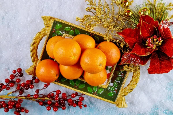 Saisonale Orangen Weihnachtlichem Tablett Mit Ornament Neujahrs Oder Weihnachtskonzept — Stockfoto