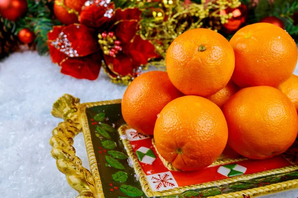 Reife Orangen Weihnachtlichen Tablett Mit Ornament Konzept Für Gesunde Ernährung — Stockfoto