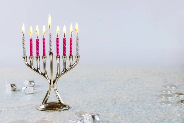 Närbild Menorah Med Ljus För Hanukkah Vit Bakgrund Judarnas Semesterbegrepp — Stockfoto