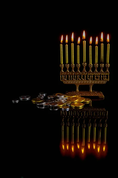 Menorah Con Velas Ardientes Oro Monedas Chocolate Reflexión Superficie Para —  Fotos de Stock