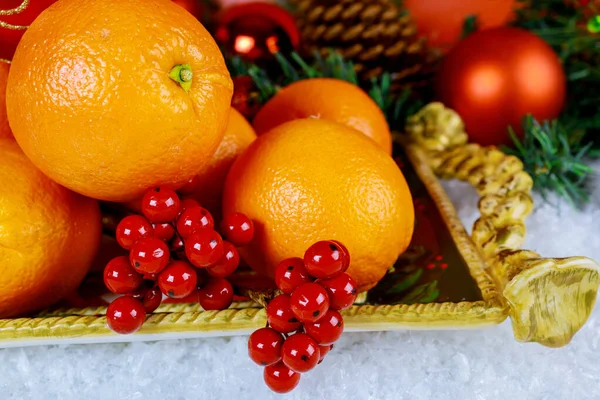 Κοντινό Πλάνο Των Πορτοκαλιών Στο Δίσκο Κόκκινο Μούρο Χριστουγεννιάτικο Φαγητό — Φωτογραφία Αρχείου