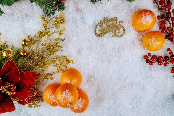 Bio Orangen Mit Weihnachtsschmuck Auf Weißem Schnee Konzept Für Gesunde — Stockfoto