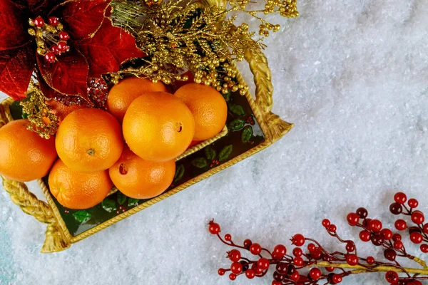 Draufsicht Auf Orangen Tablett Mit Roten Beeren Weihnachtsessen — Stockfoto