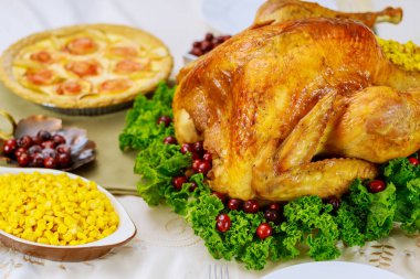Elmalı turtayla Noel yemeği. Kızarmış hindi, kızılcık ve lahana. Tatil yemeği..