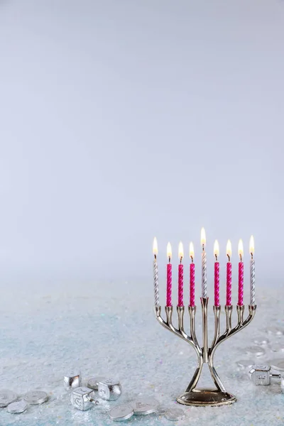 Menorah Castiçal Judaica Com Velas Chamas Fundo Branco Férias Hanukkah — Fotografia de Stock