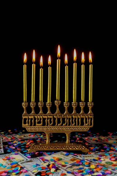 Золотые Свечи Меноре Конфетти Деньгами Черном Фоне Еврейский Праздник Ханука — стоковое фото