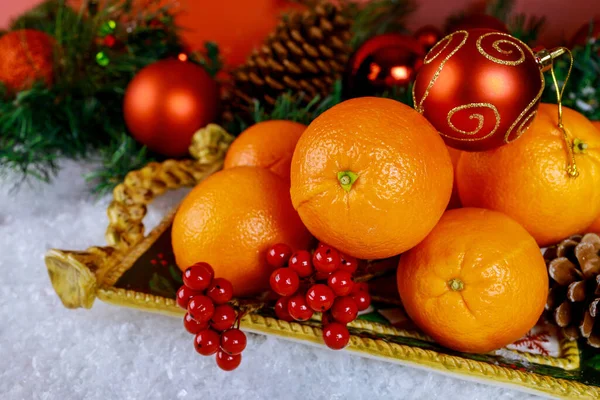 Saisonale Orangen Weihnachtlichem Tablett Mit Ornament Neujahrs Oder Weihnachtskonzept — Stockfoto
