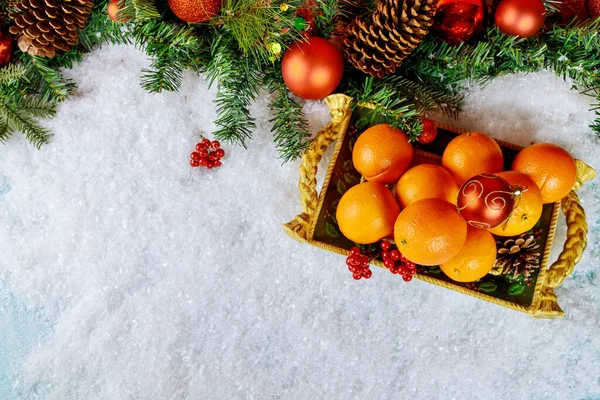 Reife Orangen Weihnachtlichen Tablett Mit Ornament Konzept Für Gesunde Ernährung — Stockfoto