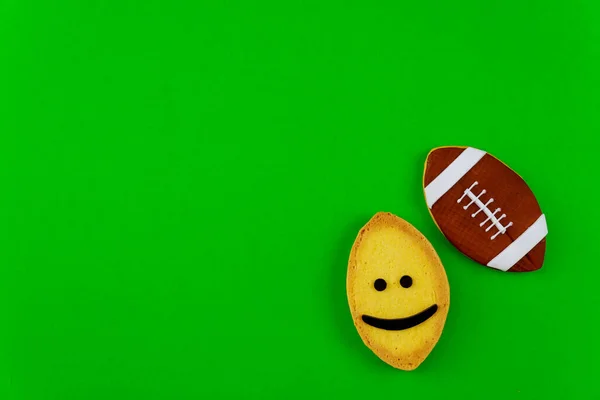 Куки Американский Футбольный Мяч Изолирован Зеленом Фоне Вид Сверху — стоковое фото